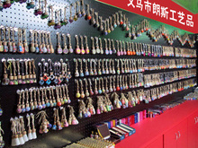 寻找相似款 新款小圆柱挂饰精油空瓶挂的多样选择